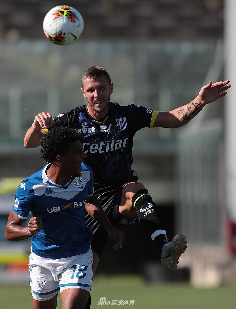 帕尔马球员库卢塞夫斯基打入绝杀一球后，张开双臂在角旗区附近飞奔庆祝，白色的球衣在阳光下格外耀眼