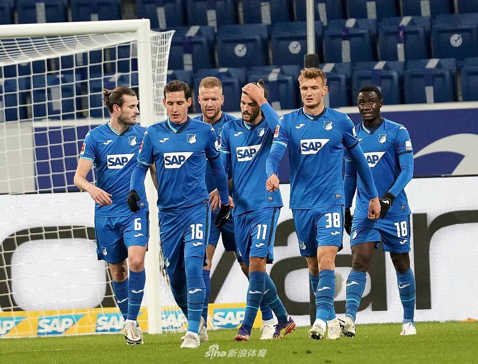 卡利朱里力压防守球员高高跃起，他的滞空仿佛凝固了时间，一记霸气的头球攻门，让霍芬海姆门将鲍曼只能望球兴叹。