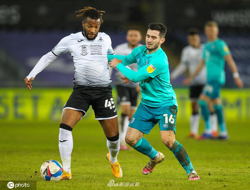 安德烈·阿尤背身扛住防守球员，为队友送出关键传球，展现支点作用