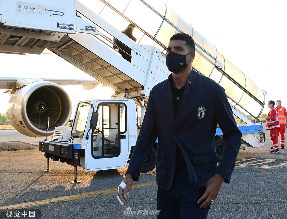 蓝衣军团将士们在训练场上神情专注，目光如炬，每一次传球都仿佛在切割着对手的防线