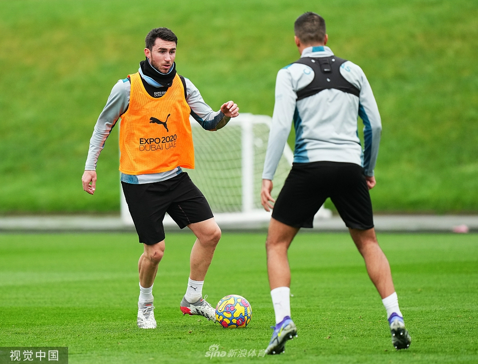 训练全景图中，斯特林和费尔南迪尼奥的对抗成为焦点，其他队友如京多安、沃克等人也在周围积极跑动，整个训练场充满了一种大战前夕、剑拔弩张的紧张气氛。