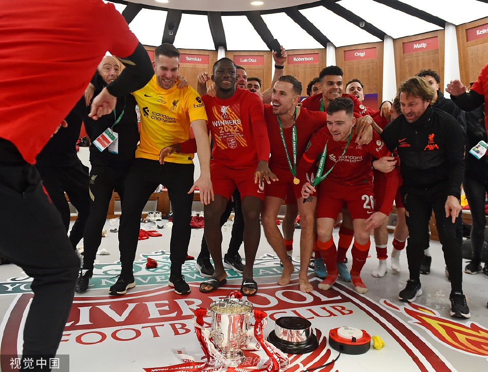 主帅克洛普被队员们抛向空中，他那标志性的激情庆祝与眼镜后的热泪感动了所有人