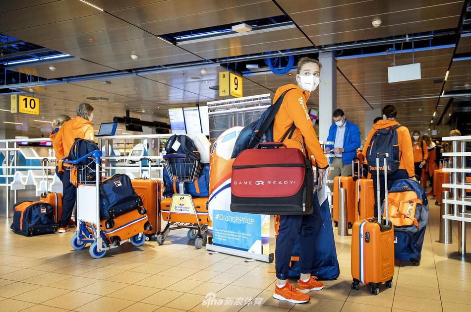 橙衣军团整装待发，荷兰女足球员在阿姆斯特丹机场办理登机手续，她们脸上洋溢着灿烂的笑容，眼中闪烁着对首次奥运征程的无限憧憬。