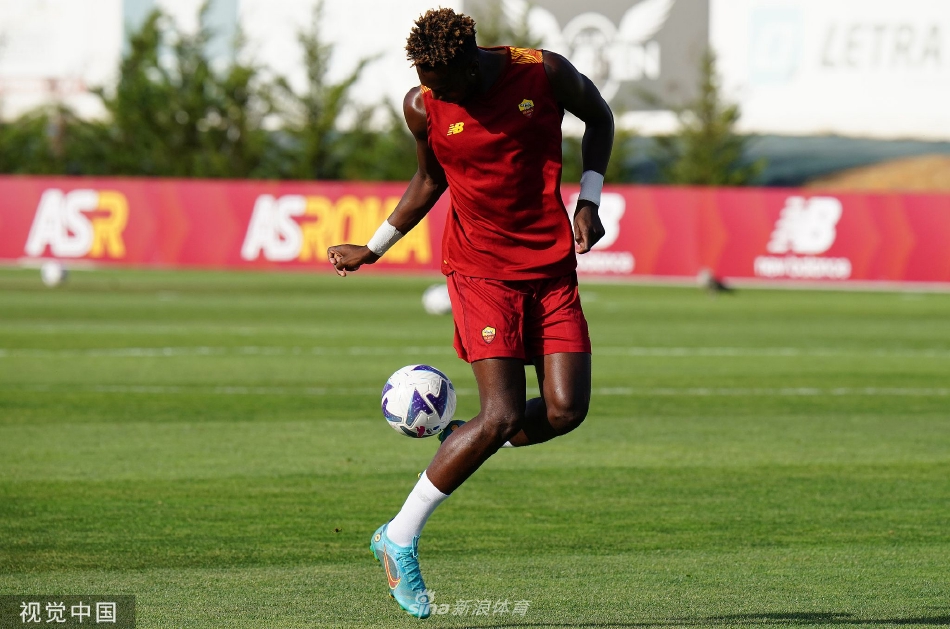 比赛结束后，双方球员相互致意并交换球衣，体现了友谊赛互相学习、共同进步的体育精神