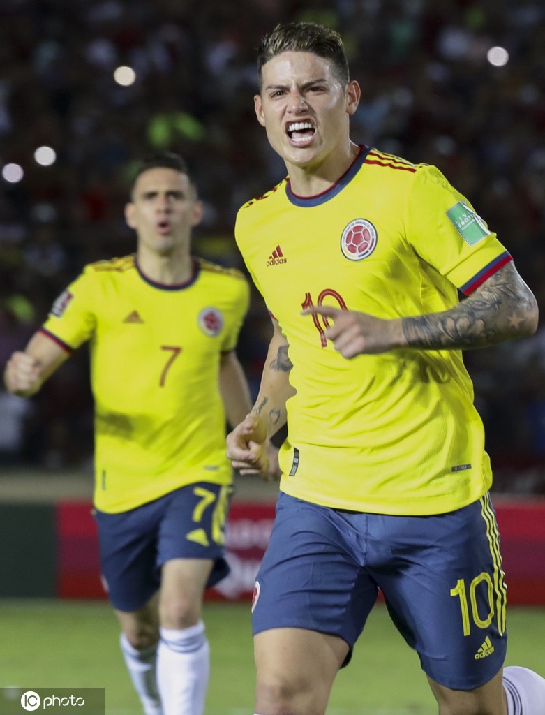 比赛结束后，哥伦比亚球员神情复杂，胜利的喜悦中掺杂着无缘世界杯的落寞