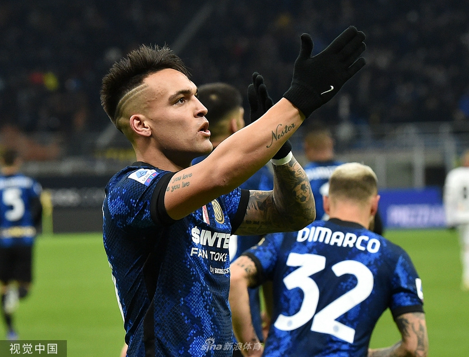 劳塔罗轻巧脚后跟妙传瞬间，皮球划过防守球员，助攻队友打破僵局