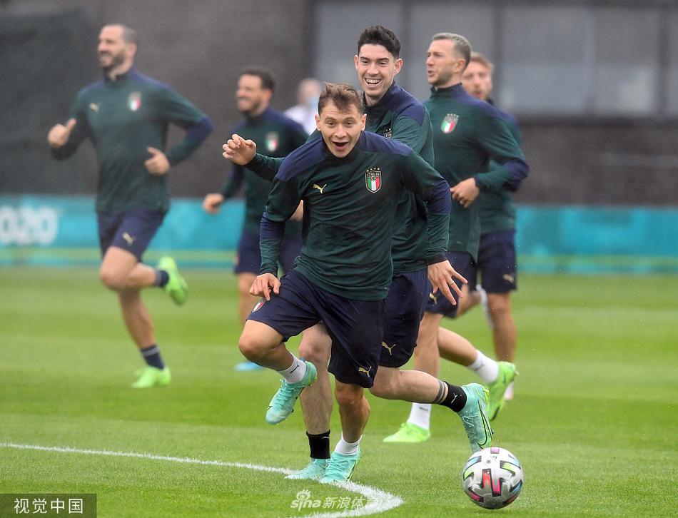 博努奇在训练中高声指挥着队友，眼神坚毅而果敢，手臂挥舞间仿佛在温布利上空筑起一道无形的城墙。作为防线的领袖，他将与基耶利尼联手，阻挡西班牙斗牛士的狂轰滥炸。