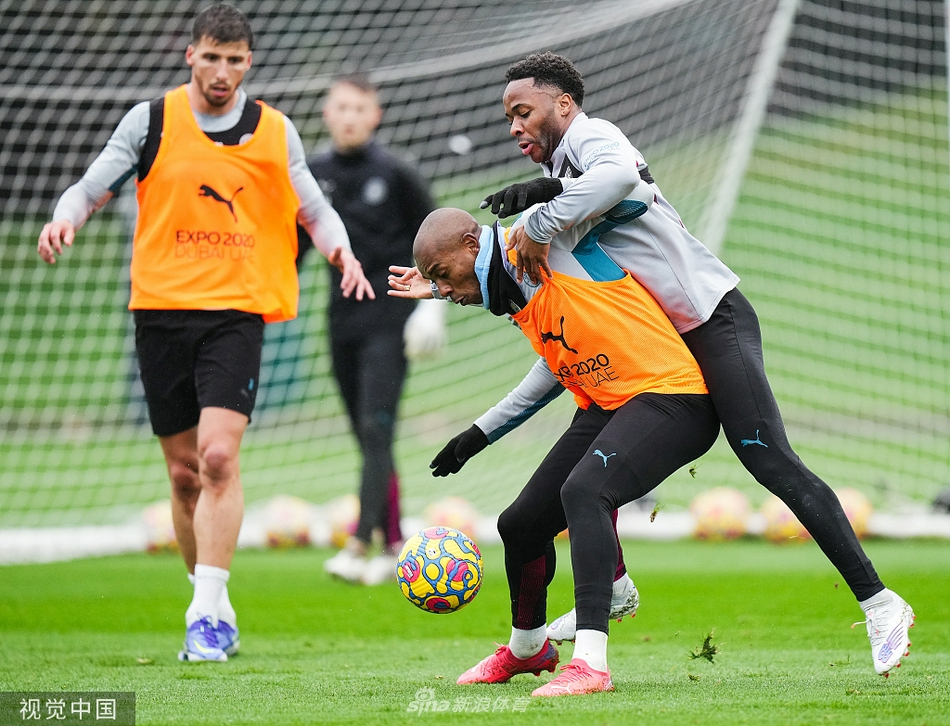 拼抢进入白热化，费尔南迪尼奥利用身体优势卡住身位，将斯特林挡在身后，斯特林则奋力伸手，试图从后方够到皮球，两人手臂纠缠，互不相让。