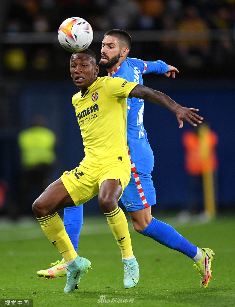 比赛终场哨响，双方球员表情复杂，有疲惫也有不甘，彼此握手致意，一场激战终于落下帷幕。