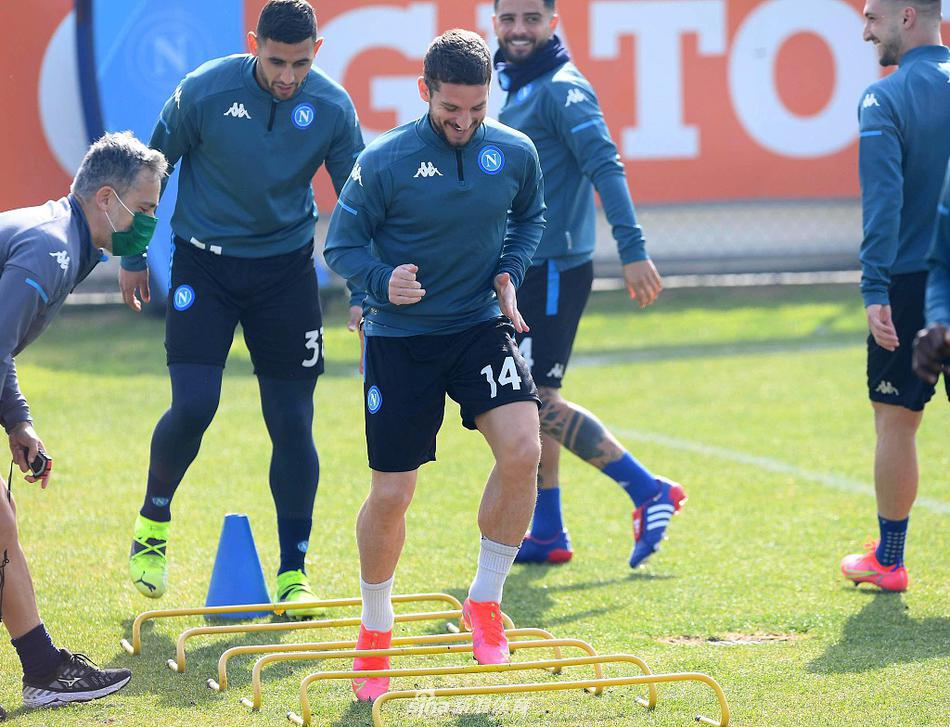 梅尔滕斯在训练后独自加练射门，皮球一次次精准地飞向球门死角，这位老将的执着与精湛脚法是球队攻坚的最大倚仗