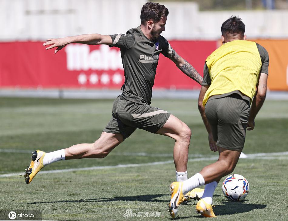 训练场上，苏亚雷斯与科克等队友围成一圈，进行高强度的抢圈练习。乌拉圭人脸上带着笑意，眼神中却透露出对球权的绝对渴望，团队氛围既轻松又专注。