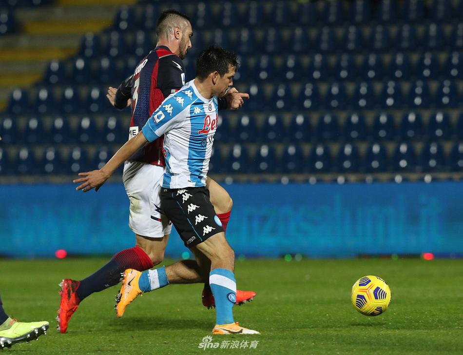 那不勒斯球员洛萨诺进球后与队友德姆击掌庆祝，脸上洋溢着胜利的喜悦