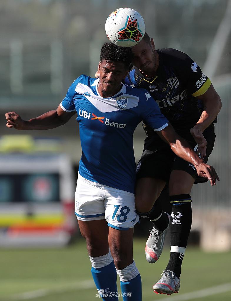 帕尔马队球员达尔米安在进球后握拳怒吼，他的身后是追逐庆祝的队友，看台上帕尔马球迷的欢呼声仿佛能穿透屏幕