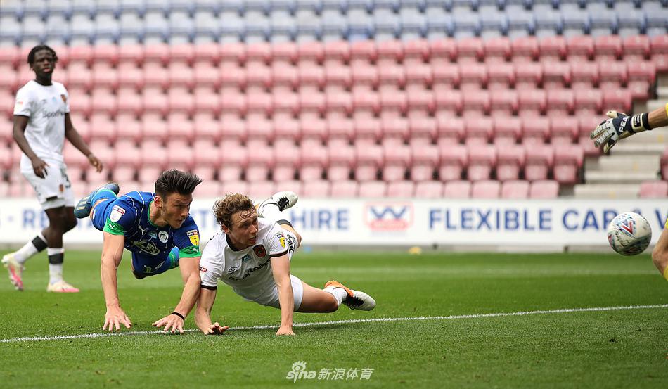 维冈竞技主帅保罗·库克在场边振臂欢呼后陷入沉思，眼神中既有对弟子们表现的骄傲，也闪烁着对未来保级之路的忧虑与坚定