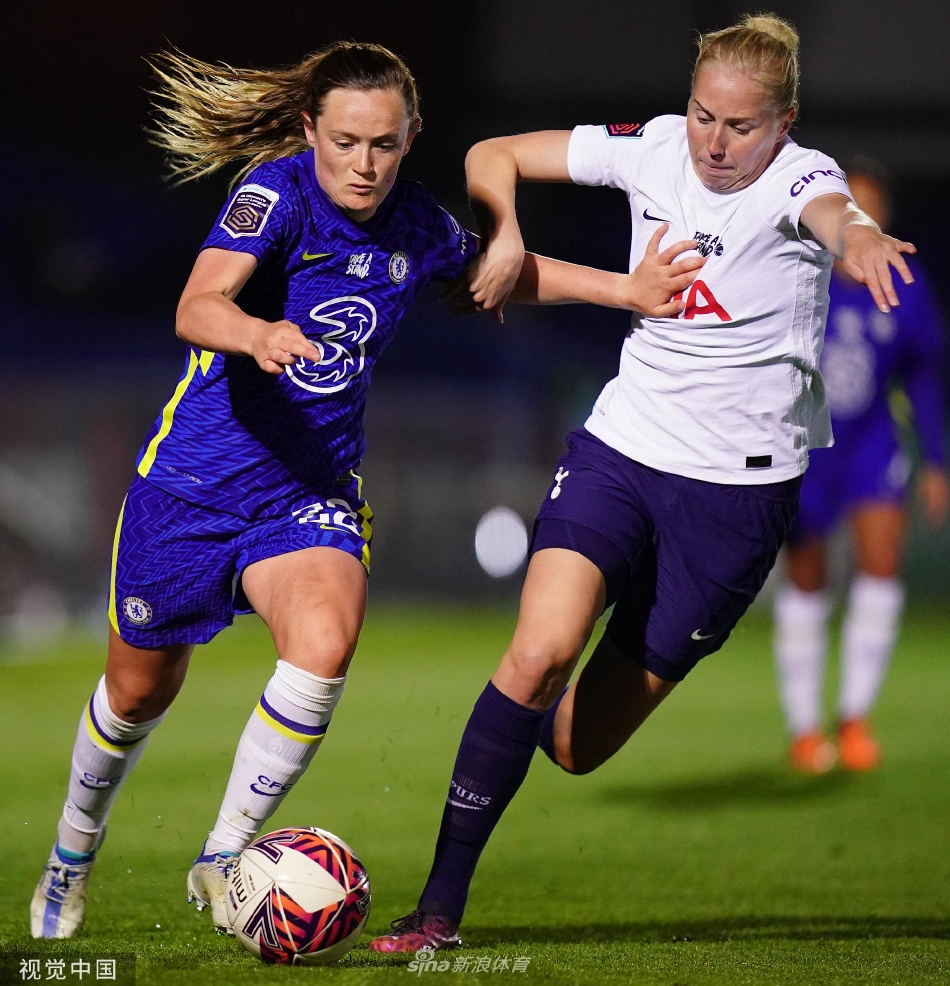 切尔西核心球员在多人包夹中冷静护球，眼神坚毅，展现出世界级球星的大将风范。