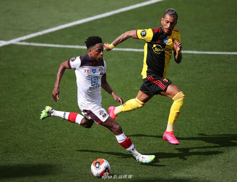 沃特福德门将本-福斯特叉腰低头，表情落寞，背景是队友沮丧的背影和南安普顿球员庆祝的剪影