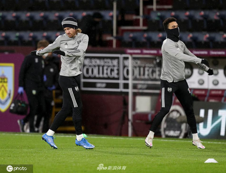 进球后的富勒姆球员奥拉·埃纳被队友团团围住，他们忘情庆祝，脸上的表情既是惊喜又是对胜利的极度渴望