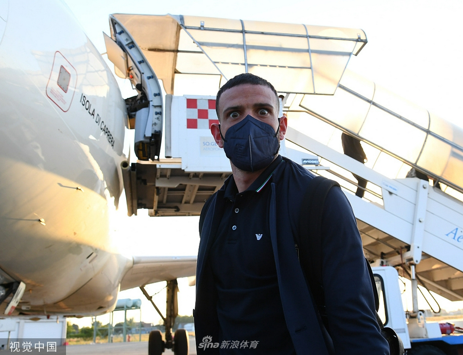 意大利队球员们围成一圈互相鼓劲，蓝色的战袍在阳光下熠熠生辉，团队的凝聚力在赛前喷薄而出