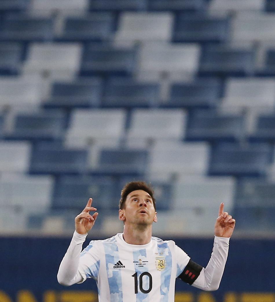 阿根廷队本场比赛的首发十一人赛前合照，大家肩并肩站在一起，神情专注而坚定，梅西手持队长袖标立于中央，展现出一支团结一心、目标明确的球队风貌。