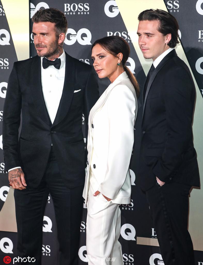 在人群的簇拥中，维多利亚侧身倾听大卫说话，一家人的默契与亲密感在这一刻无声胜有声。