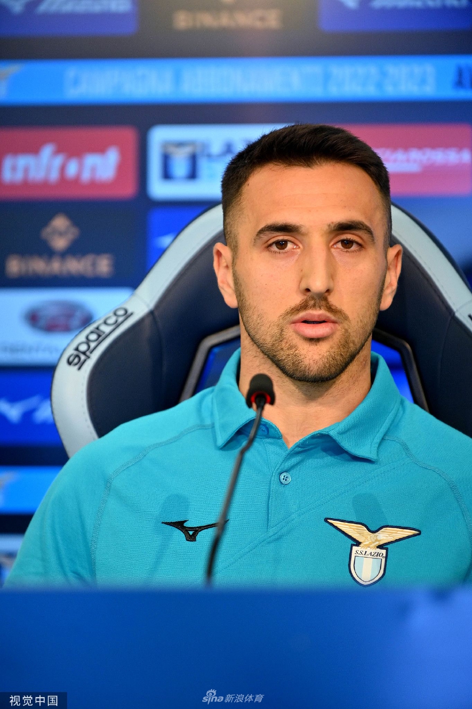 新援中场马蒂亚斯·贝西诺手持印有自己名字的蓝鹰球衣，目光坚定地望向镜头，展现融入球队的决心