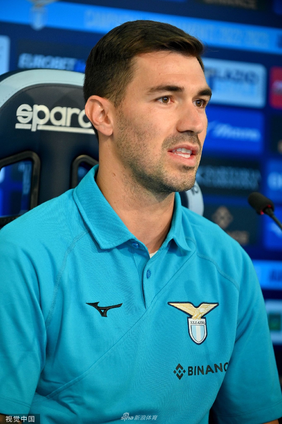 阿根廷后卫马里奥·吉拉与巴西中场马科斯·安东尼奥并肩而立，两人手持球衣相视而笑，展现南美帮的默契