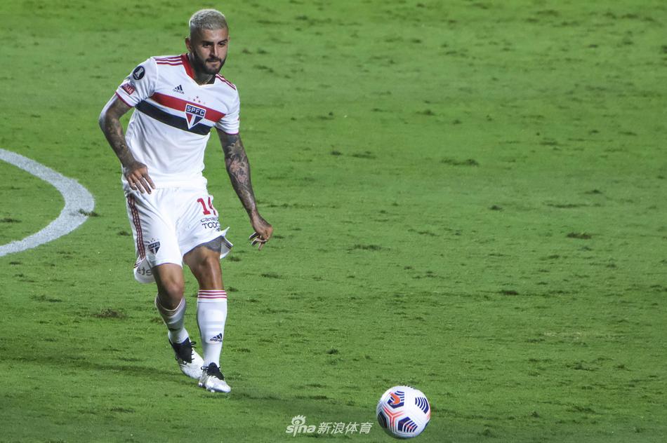 阿尔维斯主罚的角球精准绕过前点，门前一片混乱中，多名球员高高跃起争顶，定格了禁区内的紧张与激烈。