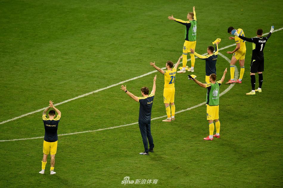 将帅一心的致谢：舍甫琴科手指看台，带领全体乌克兰队员列队向球迷致意，球员们表情凝重，用掌声回应那片不屈的黄蓝海洋。