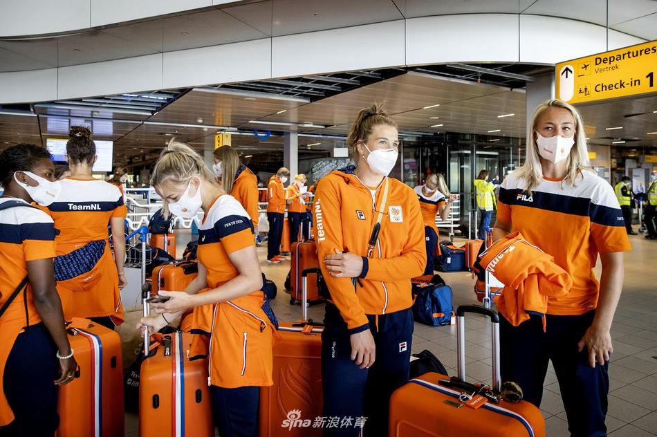 怀揣梦想静候起飞，荷兰女足队员们在候机大厅休憩，阳光透过落地窗洒在她们身上，她们神态轻松却目光坚定，仿佛在积蓄力量静待东京的终极挑战。