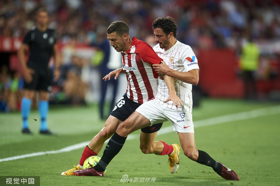 毕尔巴鄂竞技门将乌奈西蒙飞身扑救，身体完全舒展，试图阻止塞维利亚的射门