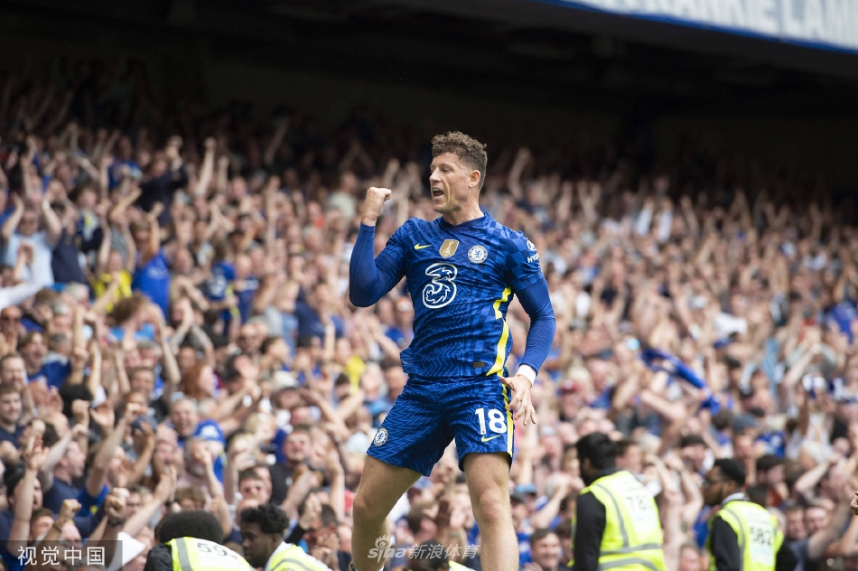 凯·哈弗茨在第11分钟破门后张开双臂奔跑庆祝，为切尔西打开了胜利之门，他的脸上洋溢着进球的喜悦与释放。