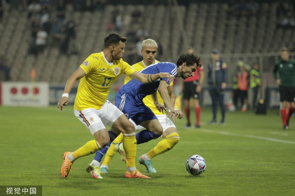 波黑队球员激情庆祝进球，全队围抱在一起，身后看台上的球迷挥舞国旗形成壮观的红色海洋