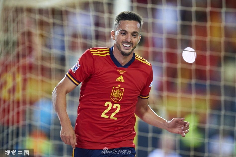 西班牙队开场后迅速掌控中场，通过娴熟的传导组织进攻