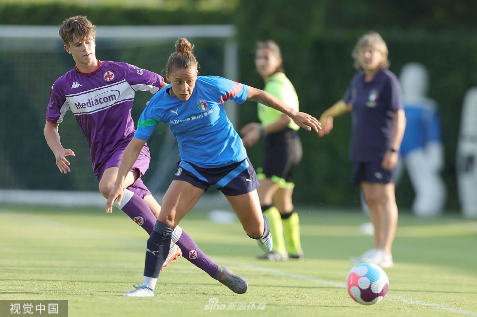 训练结束后，队员们围成一圈进行放松拉伸，有说有笑，展现团队的轻松氛围。