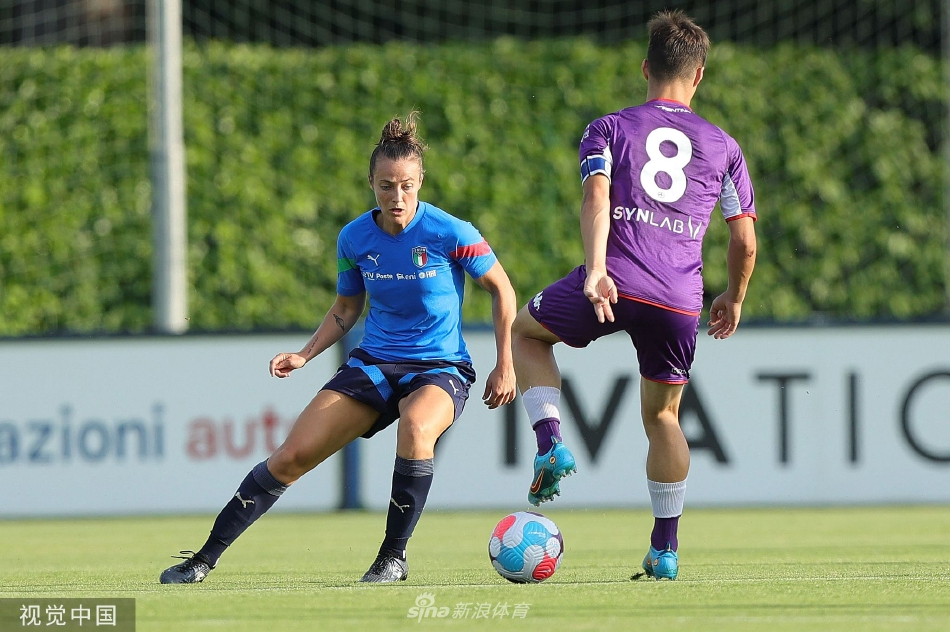 门将奋力鱼跃扑救，单手将一记势大力沉的射门托出横梁，动作舒展如鹰。