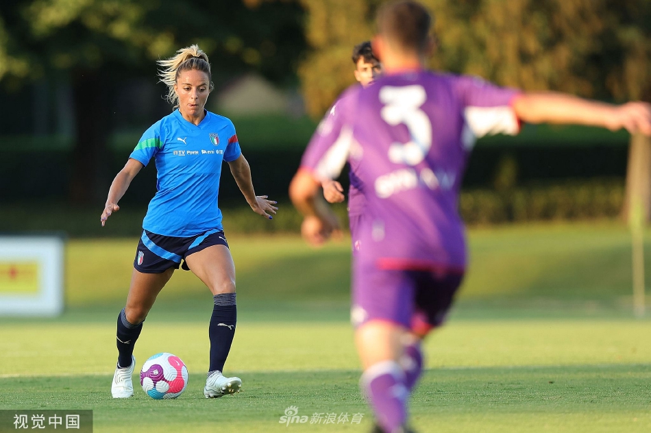 两位球员在对抗练习中积极拼抢，展现了足球运动的力量与竞争之美。