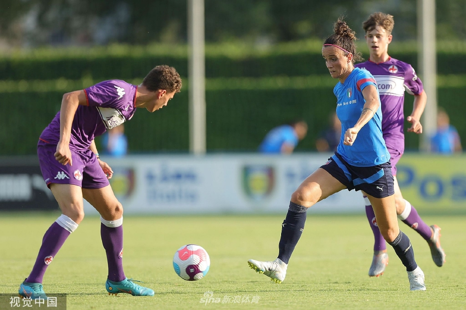 主教练在场边与前锋队员进行一对一指导，用手势强调跑位路线。