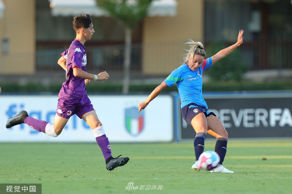 全队合影，姑娘们笑容灿烂，手搭着肩，展现出无比的自信与团结。