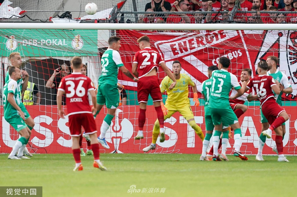 终场哨响，不莱梅球员相互击掌庆祝晋级，科特布斯球员黯然离场