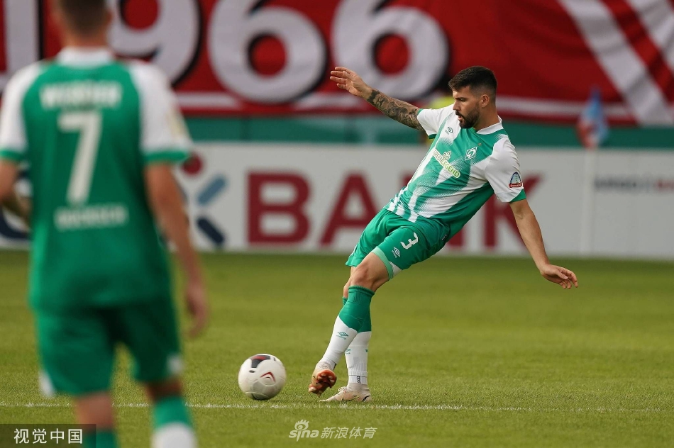 不莱梅球员在科特布斯禁区前精妙配合，瞬间撕开对手防线