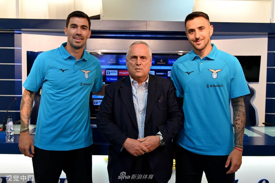 发布会结束后新援们在训练场上首次合练，阳光下天蓝色训练服成为福尔梅洛基地最亮丽的风景线