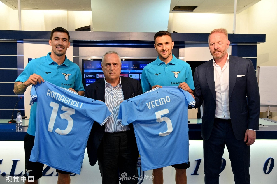 全体新援与主帅萨里、总监塔雷在发布会背景板前合影，众人手臂相搭展现团结一心的团队精神