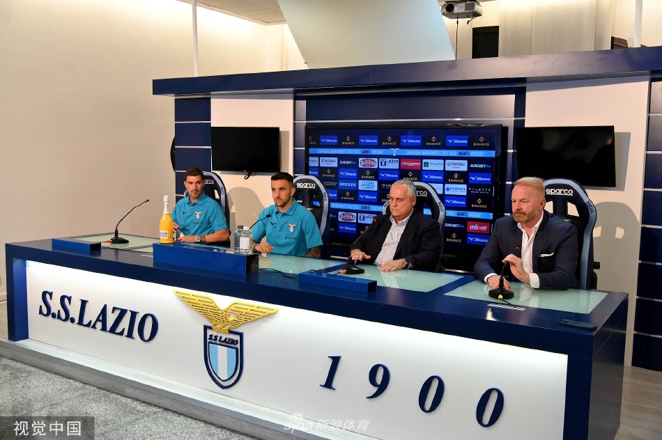 体育总监塔雷手持战术板向媒体讲解引援策略，背后屏幕显示着新援的详细数据和比赛集锦