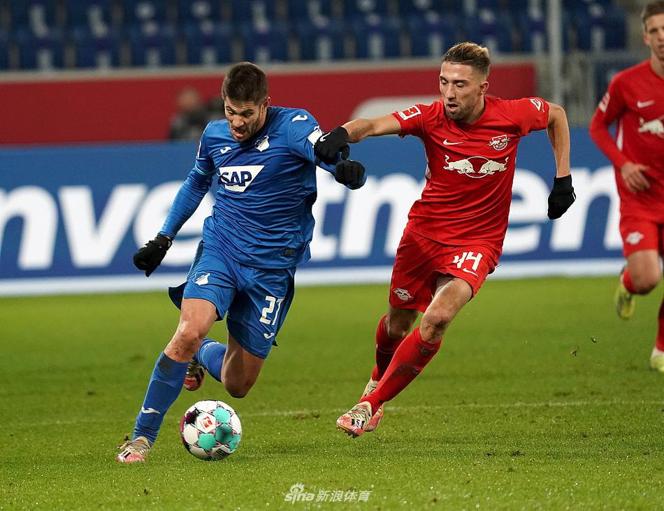 霍芬海姆球员在终场哨响后难掩失落，与欢庆胜利的莱比锡红牛球员形成鲜明对比，赛场悲喜两重天。