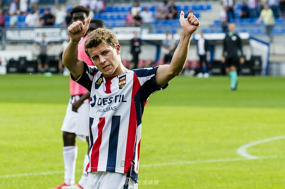 赛后，全体费耶诺德球员肩并肩面向空荡荡的看台，他们整齐划一地举起手臂，向空无一人的看台致意，仿佛在感谢那些无法到场却心系球队的第十二人