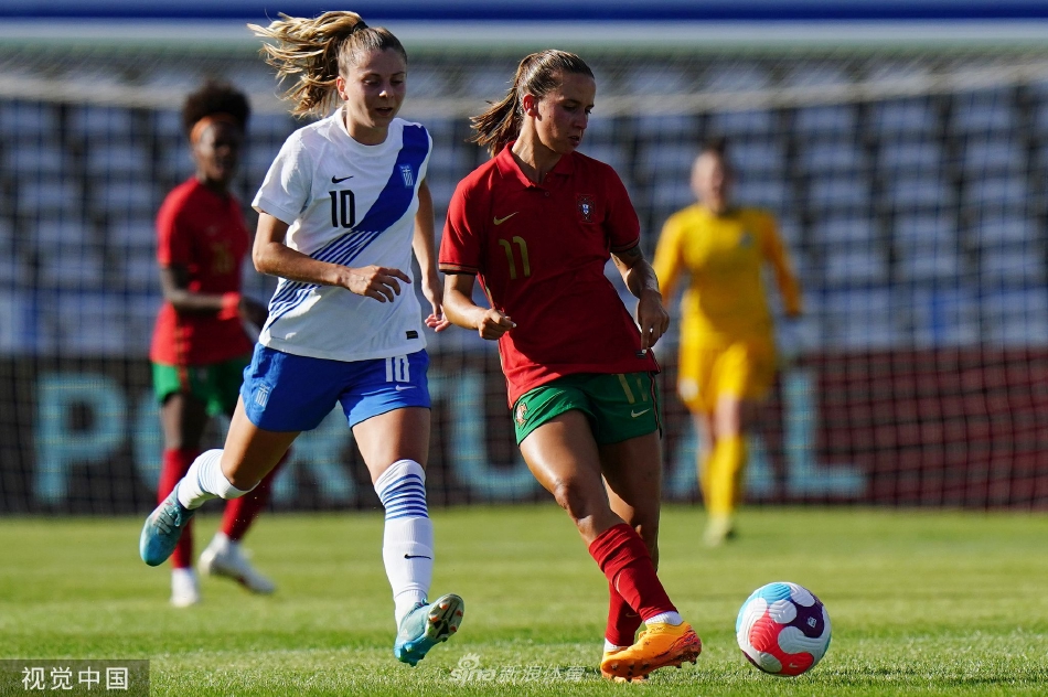 比赛结束后，双方球员相互致意，葡萄牙队员安慰失落的希腊队员，体现了友谊第一的体育精神。