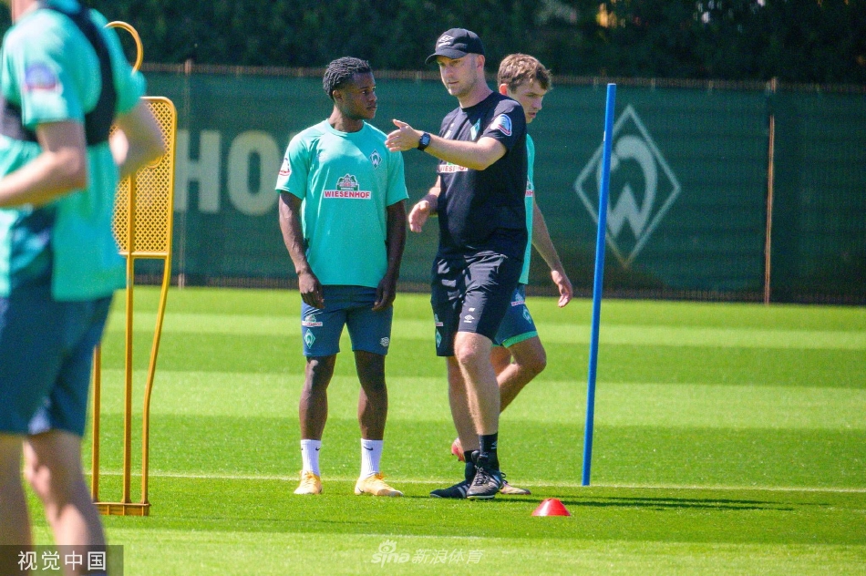 训练间隙，老将带领年轻球员进行拉伸放松，团队氛围融洽，传承悄然发生