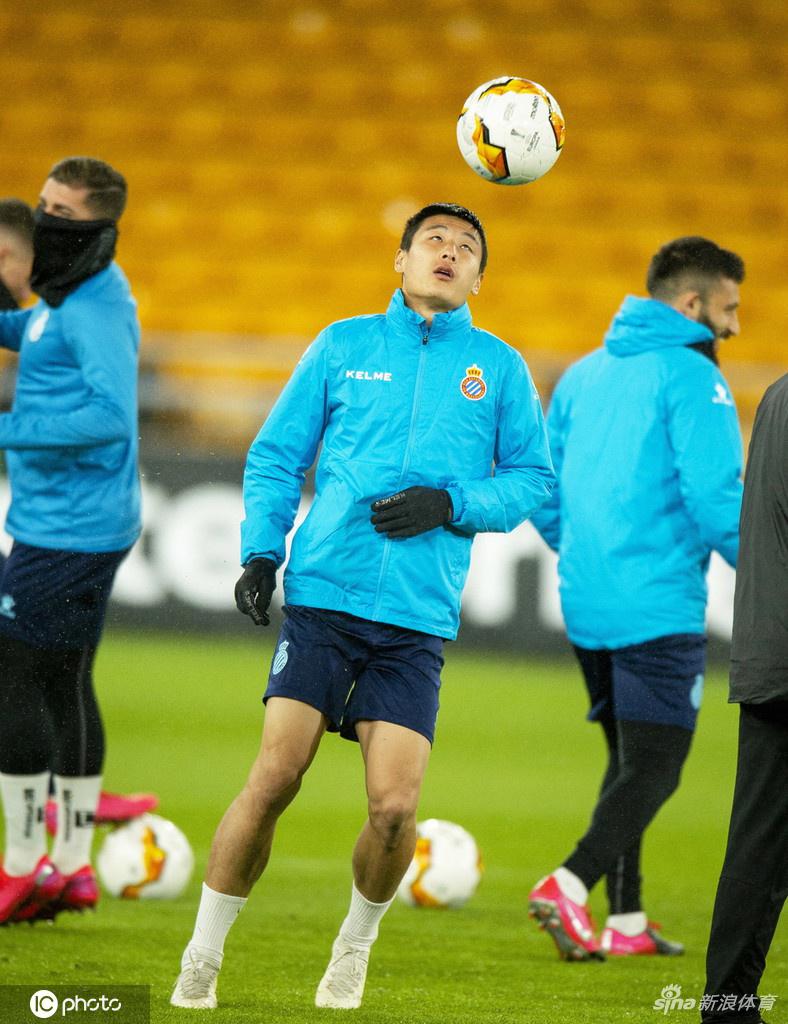 武磊手扶着训练场边的广告牌，目光穿过球场眺望远方，仿佛已经看到了明日大战时，皮球应声入网的那个瞬间。