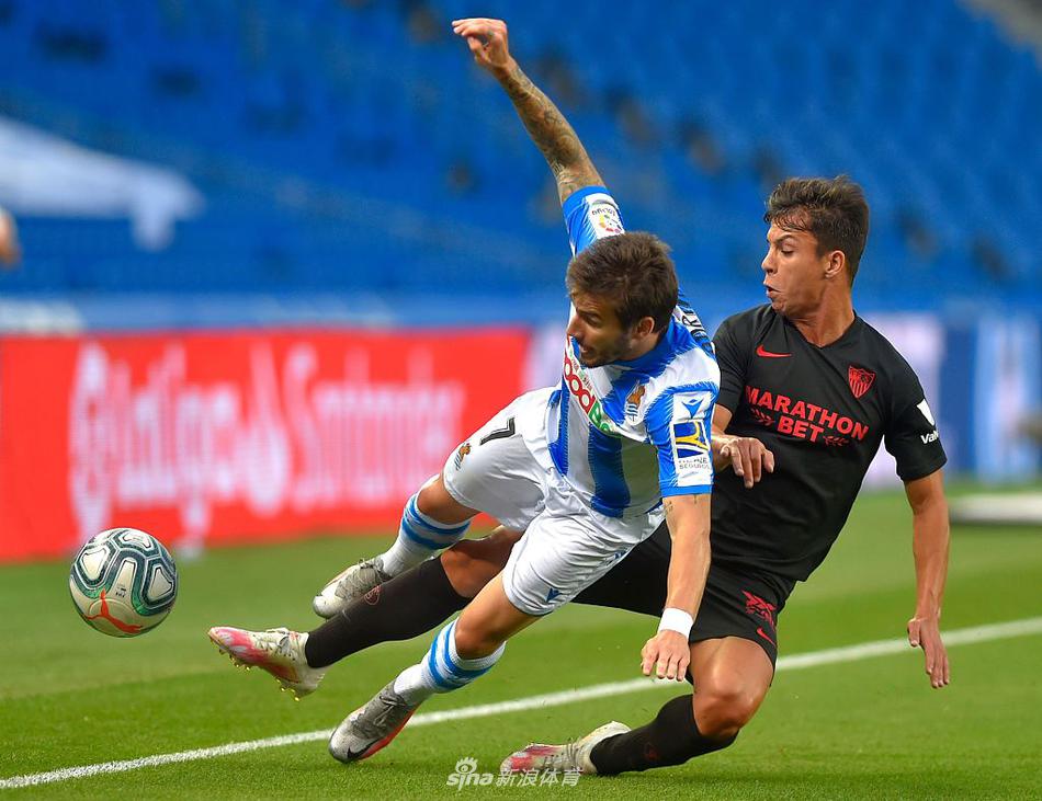 塞维利亚后卫孔德在激烈的身体对抗中展现出惊人的爆发力与卡位技巧，将皇家社会前锋的射门企图扼杀在萌芽状态