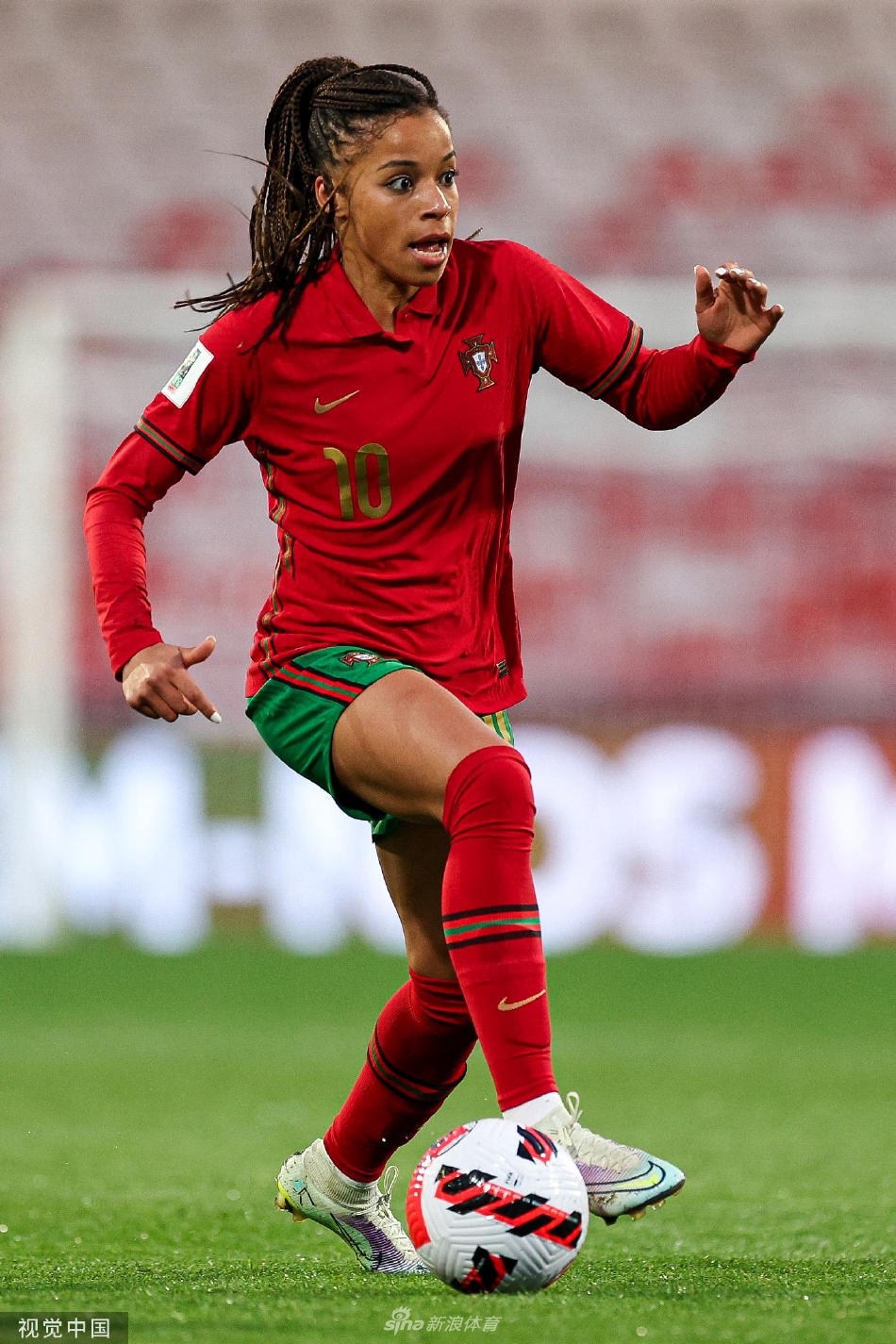 进球后葡萄牙女足队员们激动地拥抱在一起庆祝，笑容灿烂